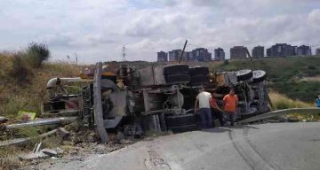 Başakşehir’de virajı alamayan beton mikseri devrildi